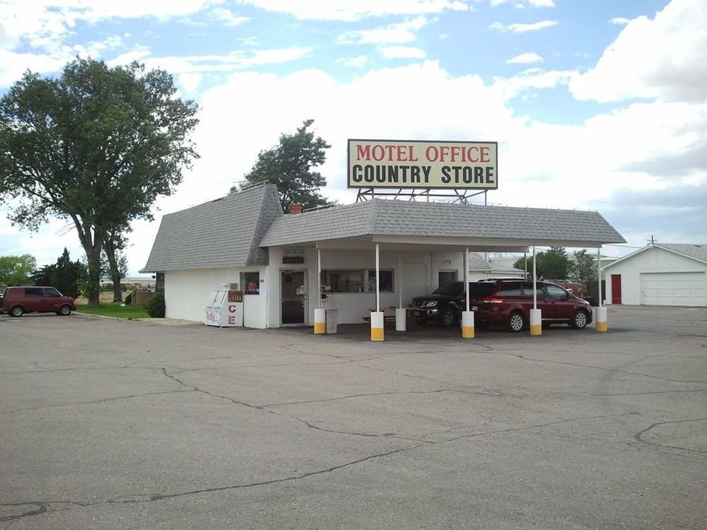 Country Manor Motel Watkins Экстерьер фото