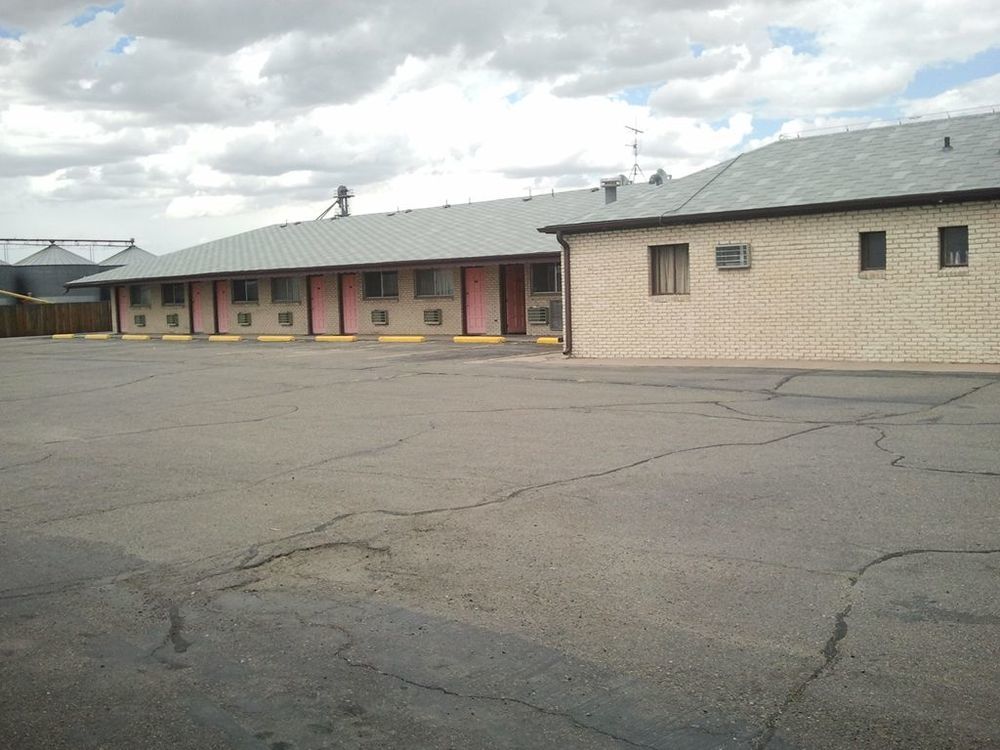 Country Manor Motel Watkins Экстерьер фото