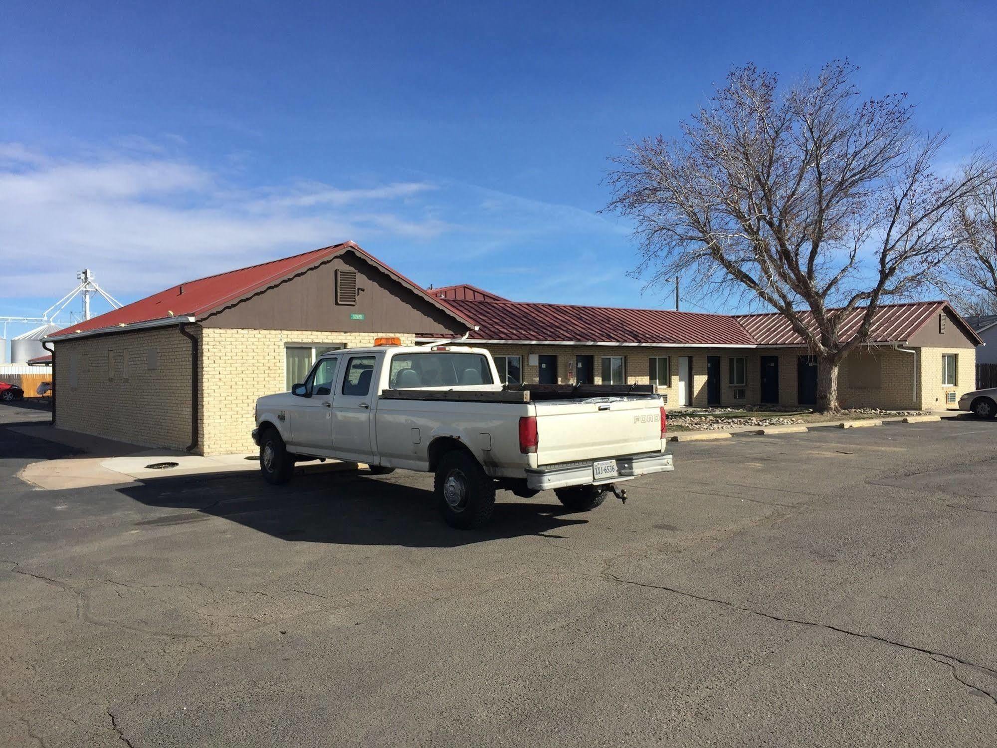 Country Manor Motel Watkins Экстерьер фото