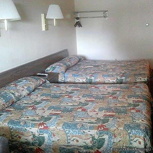Country Manor Motel Watkins Экстерьер фото